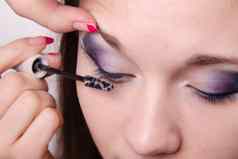 化妆艺术家适用于基金会睫毛膏睫毛