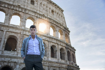 英俊的年轻的男人。罗马站前面罗马圆形大剧场
