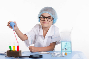 年轻的化学家获得用移液器吸取液体测试管