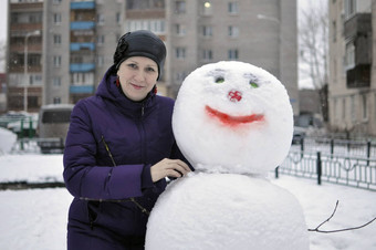 女人雪人院子里房子