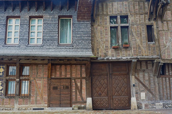 门门窗户中世纪的房子