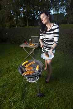 女人烹饪烧烤