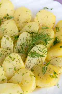 美味的煮熟的土豆莳萝橄榄