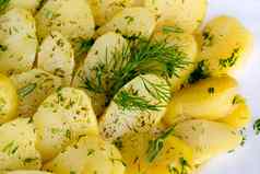 美味的煮熟的土豆莳萝橄榄