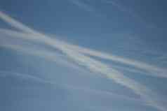 蓝色的天空云飞机蒸汽小径