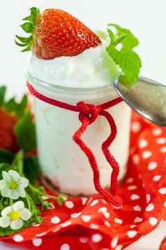 新鲜的草莓健康的酸奶