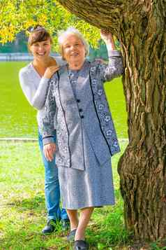 （外）孙女祖母摆姿势公园树