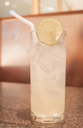 玻璃冰柠檬汁