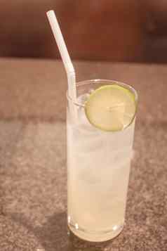 玻璃冰柠檬汁