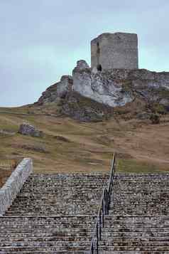 石头楼梯领先的中世纪的城堡