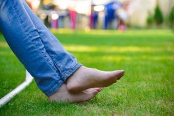 女人光着脚腿绿色草花园