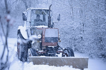 拖拉机清洁路雪<strong>嘿嘿</strong>降雪