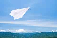 纸飞机飞行山