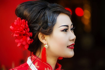 中国人女人红色的衣服传统的旗袍