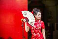 中国人女人红色的衣服传统的旗袍