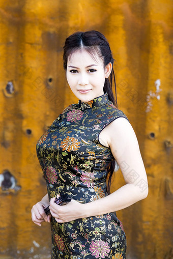 中国人女人回来衣服传统的旗袍