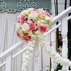 美丽的婚礼花装饰楼梯