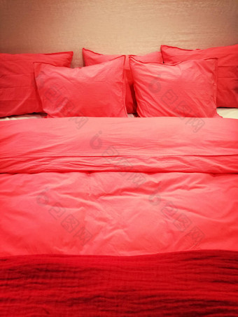 床上红色的浪漫的床上亚麻