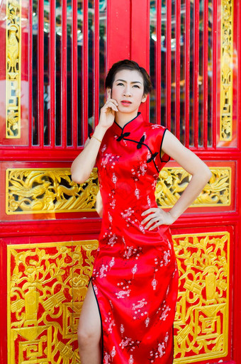中国人女人红色的衣服<strong>传统</strong>的<strong>旗袍</strong>