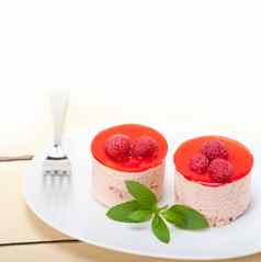 新鲜的树莓蛋糕摩丝甜点
