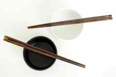 传统的空大米碗竹子筷子木