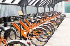 集团橙色自行车存储