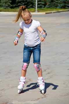 学习女孩辊溜冰鞋
