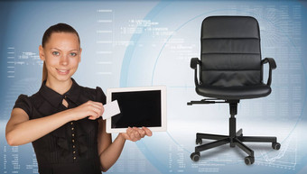 女商人持有平板电脑业务卡办公室椅子
