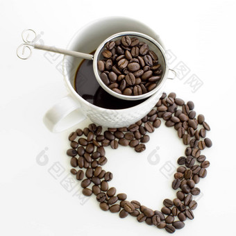 咖啡杯咖啡豆行心形状白色背景