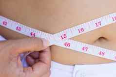 女人测量腰卷尺