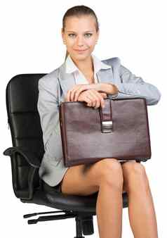 女商人办公室椅子持有手提箱