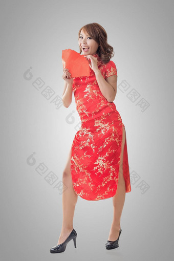 中国人女人衣服旗袍持有红色的信封