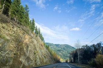 柏油路风景优美的山