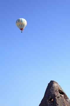 热空气气球清晰的蓝色的天空光蓝色的奶油