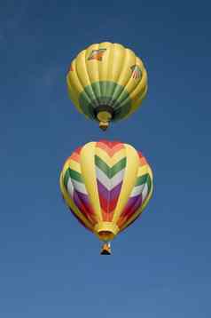 热空气气球飞行垂直对齐