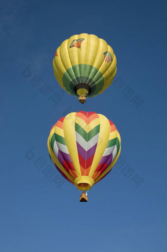 热空气气球飞行垂直对齐