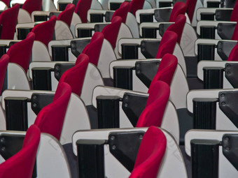 行红色的椅子会议房间