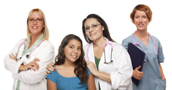拉美裔女医生孩子病人的同事们
