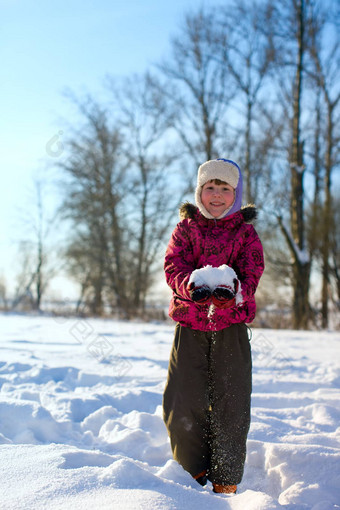 女孩<strong>玩雪</strong>