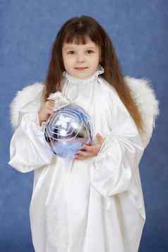 孩子穿着天使翅膀持有玻璃球