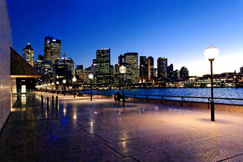 晚上接近悉尼港口