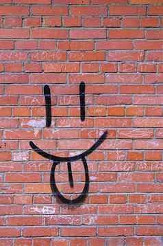 砖墙微笑涂鸦