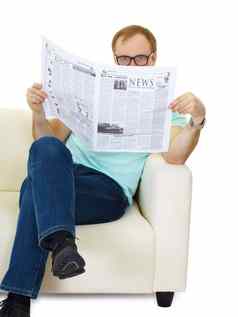 男人。读取新闻报纸