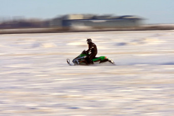 玩雪地摩托车加拿大