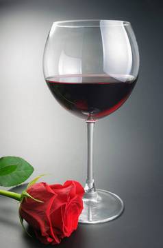 玻璃红色的酒玫瑰花