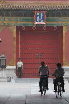 骑自行车的人前面被禁止的城市北京
