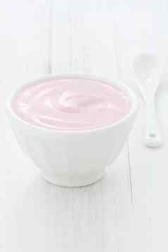新鲜的草莓酸奶