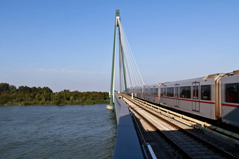 火车通过桥