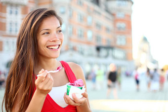 快乐旅游女人吃冰奶油魁北克