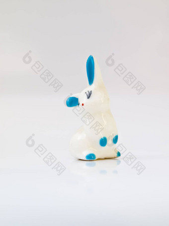 陶瓷娃娃白色兔子光蓝色的点孤立的